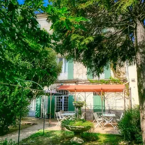 https://au-saint-roch-hotel-et-jardin-avignon.fr-provencehotel.com
